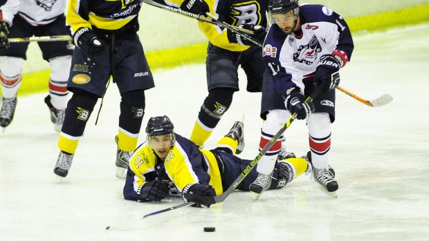 Peter Taylor of CBR Brave and Liam Jeffries of Perth Thunder in action.