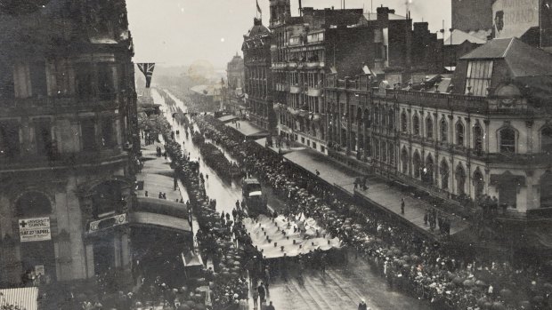 The Anzac Day procession marches down Swanston Street in 1918.