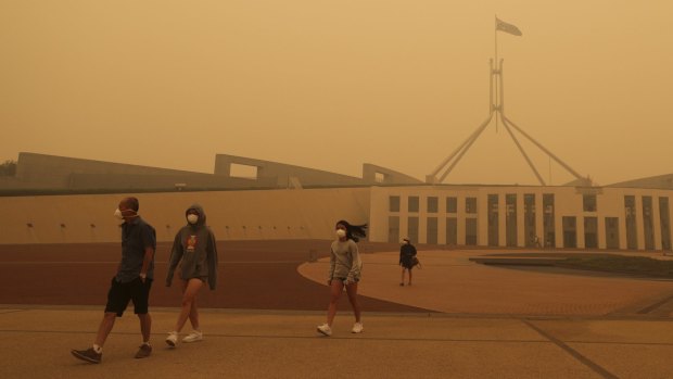 Thick smoke blankets Parliament House in Canberra.