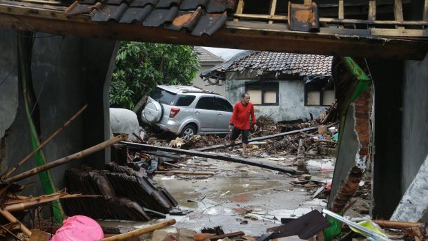 An earthquake in the Philippines' south has triggered tsunami warnings just a week after a deadly tsunami devastated  large tracts of Indonesia's Sunda Strait.  