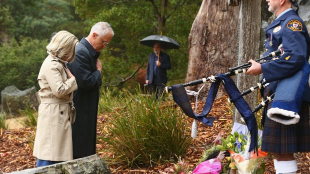 Malcolm Turnbull and his wife Lucy Turnbull lay a wreath during the 20th anniversary commemoration service of the Port Arthur massacre.