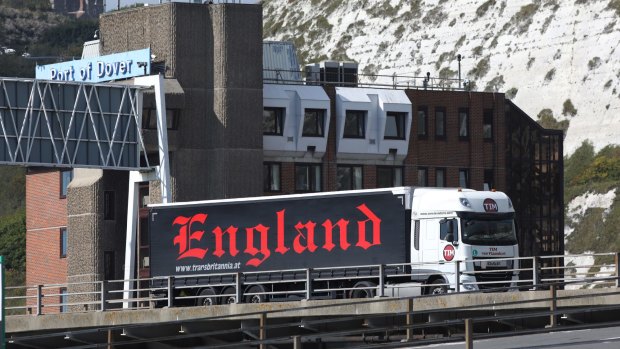 Port officials in Britain warn that increasing the average time it takes trucks to clear customs by as little as two minutes could lead to 27-kilometre traffic jams. 