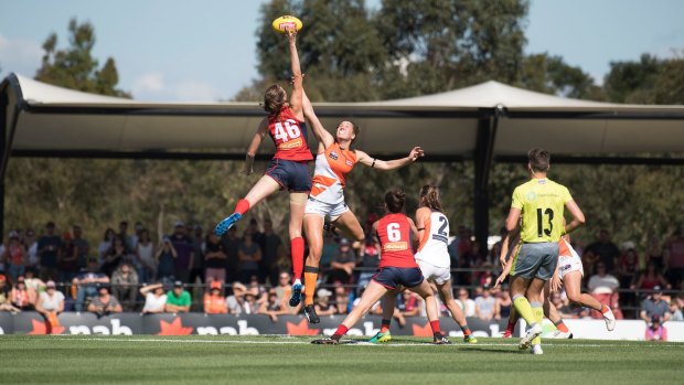 Hoare represents Melbourne in last year's AFLW season.