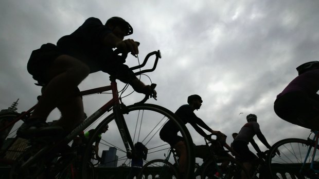 Nation s largest cycling lobby group calls for relaxed helmet laws