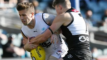 Marc Murphy tackled by Xavier Duursma.
