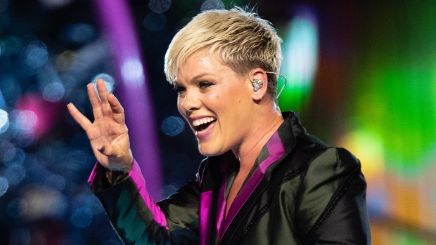 Pink has postponed her first Sydney show of 2018.