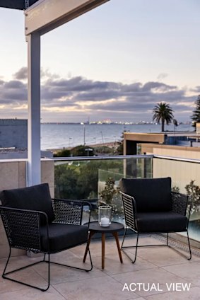 Una casa en Brighton de Melbourne con vistas a la bahía.
