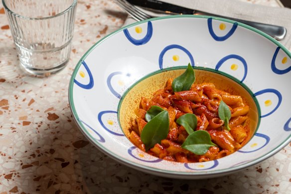 Pennette de insetos Moreton Bay com molho picante de vodka.