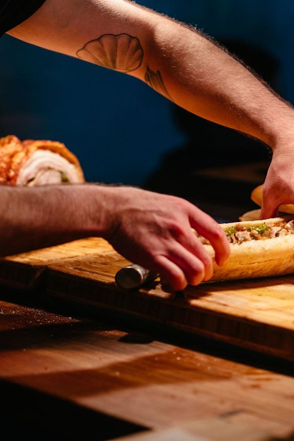 O rolo de ciabatta recheado com porchetta.