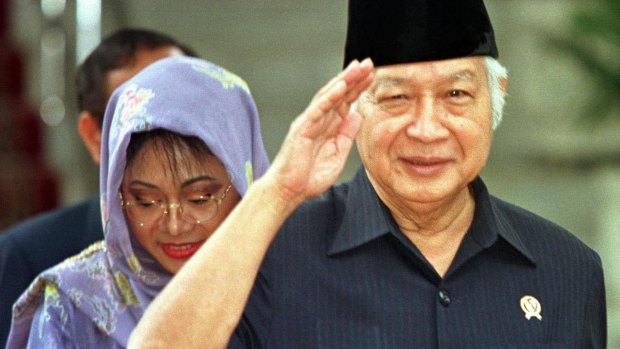 Former Indonesian president Suharto, right, salutes after announcing his resignation on May 21, 1998.