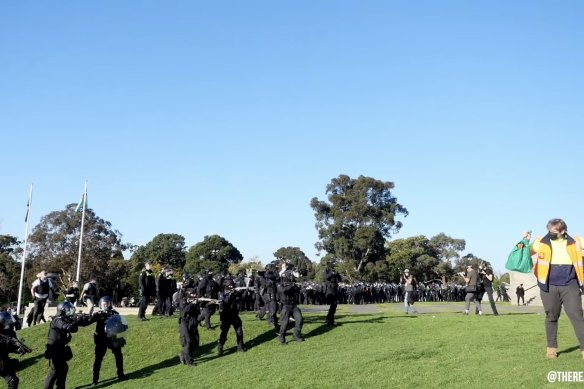 Footage from Rukshan Fernando’s live stream shows police moving in on protesters at the Shrine of Remembrance.