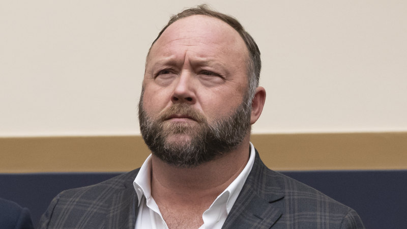 Alex Jones, Sandy Hook yargılama jürisi tarafından 65.4 milyon dolarlık cezai tazminat ödenmesini emretti