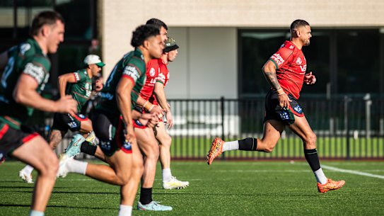 Latrell Mitchell treina na manhã de segunda-feira antes de sair da sessão com uma distensão na panturrilha.