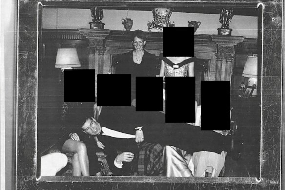 Uma fotografia divulgada anteriormente pelo Departamento de Justiça dos EUA mostra o ex-príncipe Andrew e Ghislaine Maxwell.  