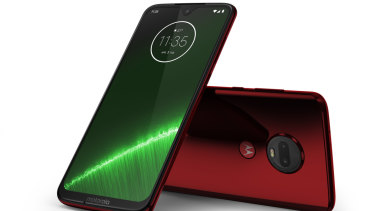 Motorola's characteristic round camera bump is here, and also inspires the custom time widget on the screen.