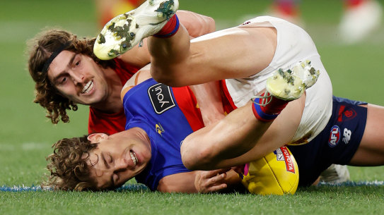 AFL: Internet Thirsts Over Deven Robertson Wardrobe Malfunction