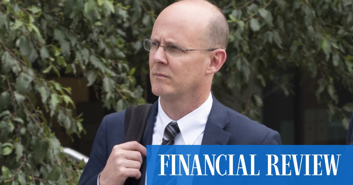 Stephen Banfield, dyrektor finansowy TPG, wychodzi