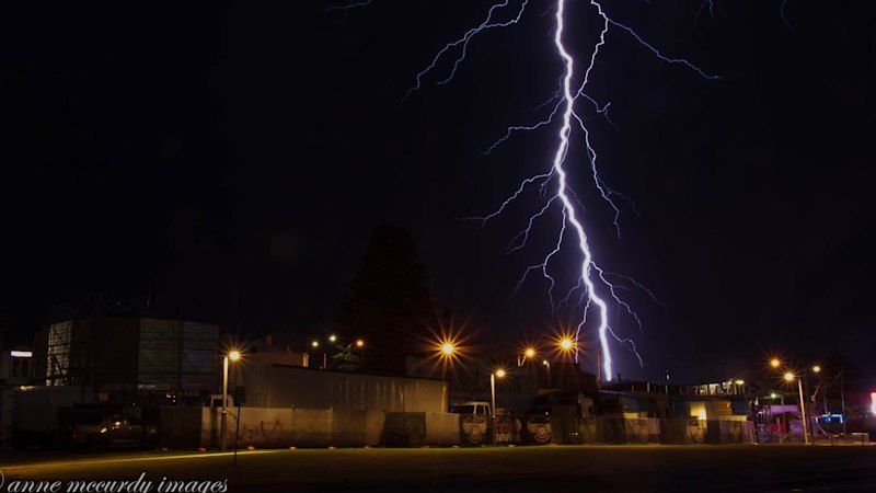 Dry thunderbolts in the night set the hair on end