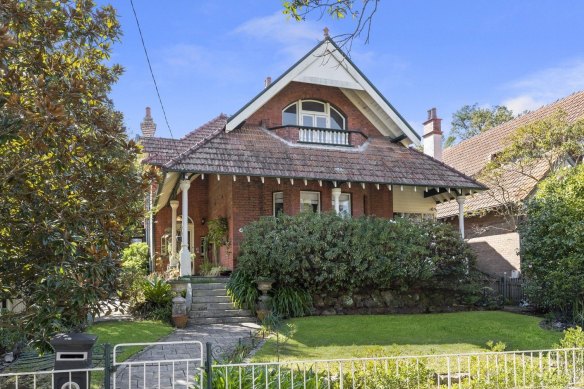 The Federation house was bought by Jillian and Chris Skinner for $64,150 in 1976.