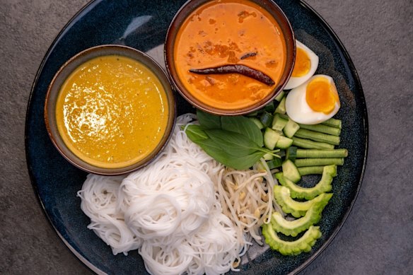 Khanom jeen (rice noodles with curry and condiments).