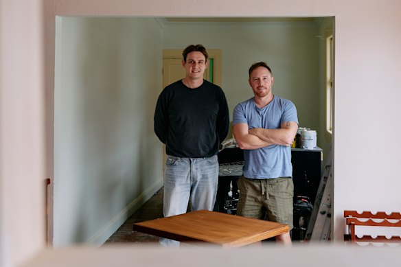 George Curtis (à esquerda) e Jack Stuart, juntamente com James Horsfall, são responsáveis ​​pelo design e pelo equipamento.