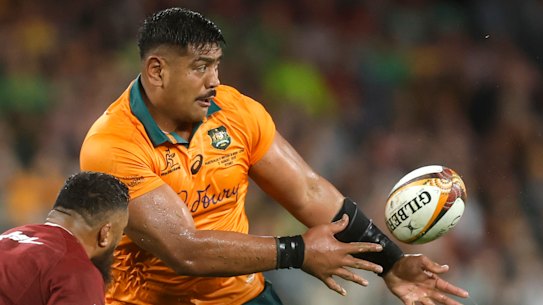 Will Skelton of the Wallabies passes the ball during the third test of the series between Australia Wallabies and British & Irish Lions at Accor Stadium on August 02, 2025 in Sydney, Australia. (Photo by Darrian Traynor/Getty Images)