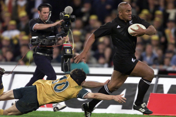 Jonah Lomu scores the winner in 2000.