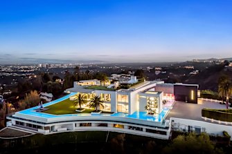 La Mega Mansion Sells For Just 171 5 Million Because Of Mould