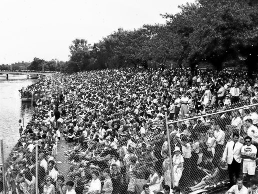 Crowds at the Moomba Masters water-skiing competition in the 1970s. 