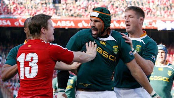 South Africa’s Bakkies Botha, right and Victor Matfield, center, tussle with Brian O’Driscoll at Loftus Versfeld in 2009.