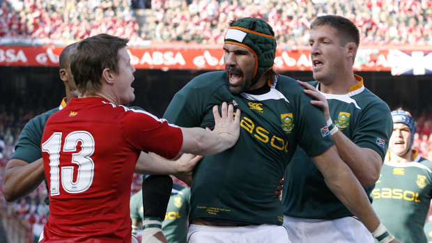 South Africa’s Bakkies Botha, right and Victor Matfield, center, tussle with Brian O’Driscoll at Loftus Versfeld in 2009.