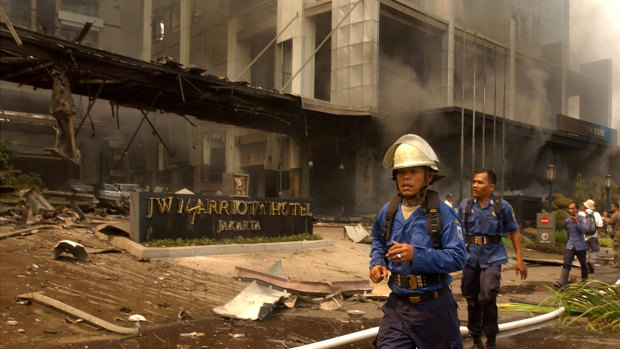 2003 bombalamasından sonra Jakarta'daki JW Marriott'un dışındaki acil servis çalışanları.