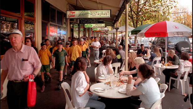 Diners outside Papa Ginos in Lygon Street, around Christmas time in 1999.