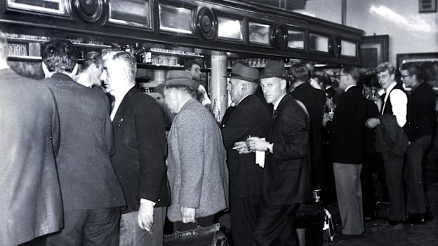 The line for beers at the Princes Bridge Hotel in Melbourne in 1965, just before closing time at 6pm.
