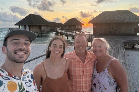 Anthony está de férias em família nas Maldivas com seu irmão Matt e os pais Darren e Sue. 