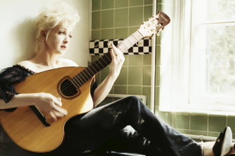 Cyndi Lauper’s psoriasis was diagnosed after the days when in her pale skin, Sergio del Molino writes, “the whole light of the world is reflected”.