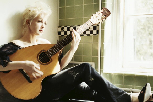 Cyndi Lauper’s psoriasis was diagnosed after the days when in her pale skin, Sergio del Molino writes, “the whole light of the world is reflected”.