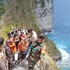 A 29-year-old Australian woman has died after falling 80 metres at Nusa Penida.