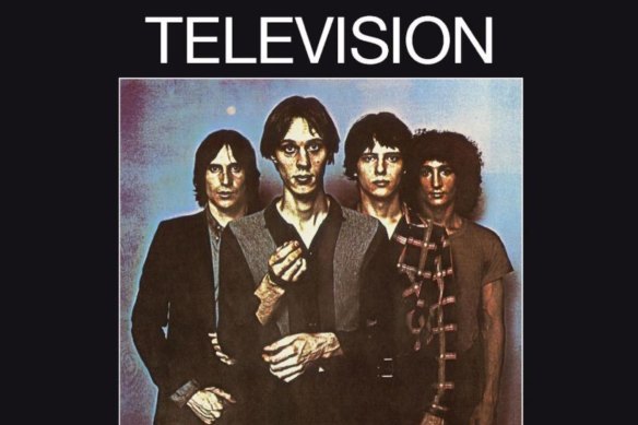 Tom Verlaine, soldan ikinci, Television'ın etkileyici punk albümü Marquee Moon'un kapağında.