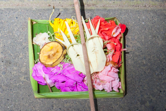 An example of canang sari, a daily offering to the gods left by locals, which are found across the islands.