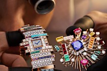 The colourful brooch of the Gioco di Forme e Colori watch detaches to reveal its dial. 