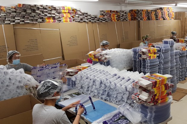 COVID pandemisinin başlangıcında 300.000 yüz siperinin paketlendiği bir oda.