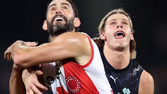 Brodie Grundy and Tom De Koning going head-to-head.