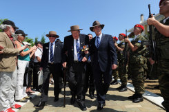 Norman Maddock (centre) in 2011 with former veterans’ affairs minister Warren Snowdon (right).