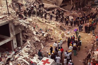 İtfaiyeciler ve kurtarma görevlileri, 1994 yılında bir araba bombasının binayı tahrip etmesi ve 85 kişinin ölümüne yol açmasının ardından Buenos Aires Yahudi Cemaati merkezinin enkazında arama yapıyor.
