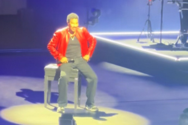 Lionel Richie calls for a seat to sit down on stage and perform hours before hospitalisation in St Louis.