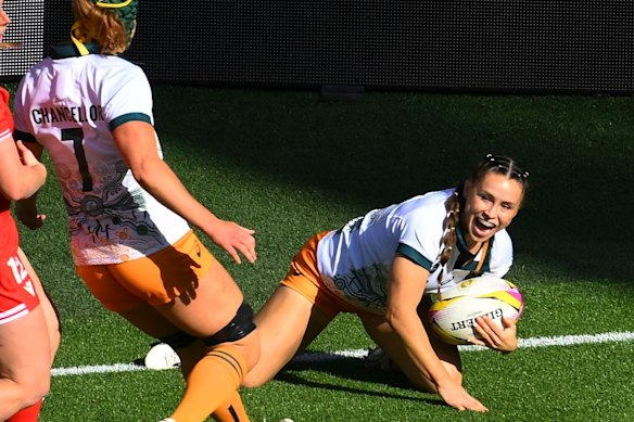 Desiree Miller scores for the Wallaroos.