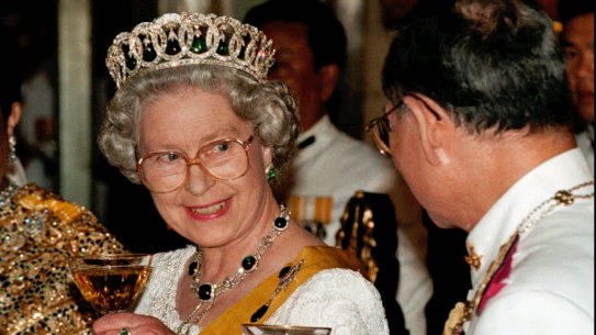Queen Elizabeth II wearing the Vladimir Tiara with the Cambridge Emeralds and the King of Thailand at the state banquet in the Chakri Palace throne hall in Bangkok, Thailand, October 28, 1996.   