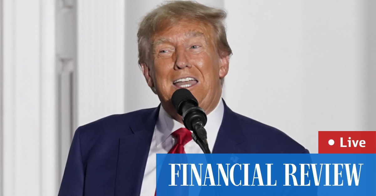 Trump hovorí, že škatule s dokumentmi boli zinscenované v Mar-a-Larco