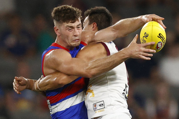 Lion Hugh McCluggage tackles Bulldog Josh Dunkley.